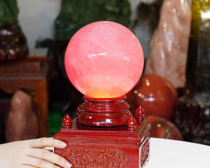 Quả cầu Thạch Anh hồng sao 6A 4,4kg - 14,6cm + đế đèn xoay